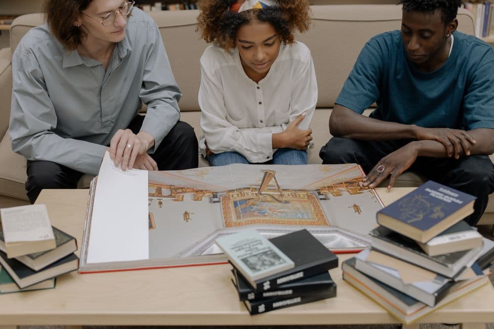 Un groupe lit ensemble dans une bibliothèque